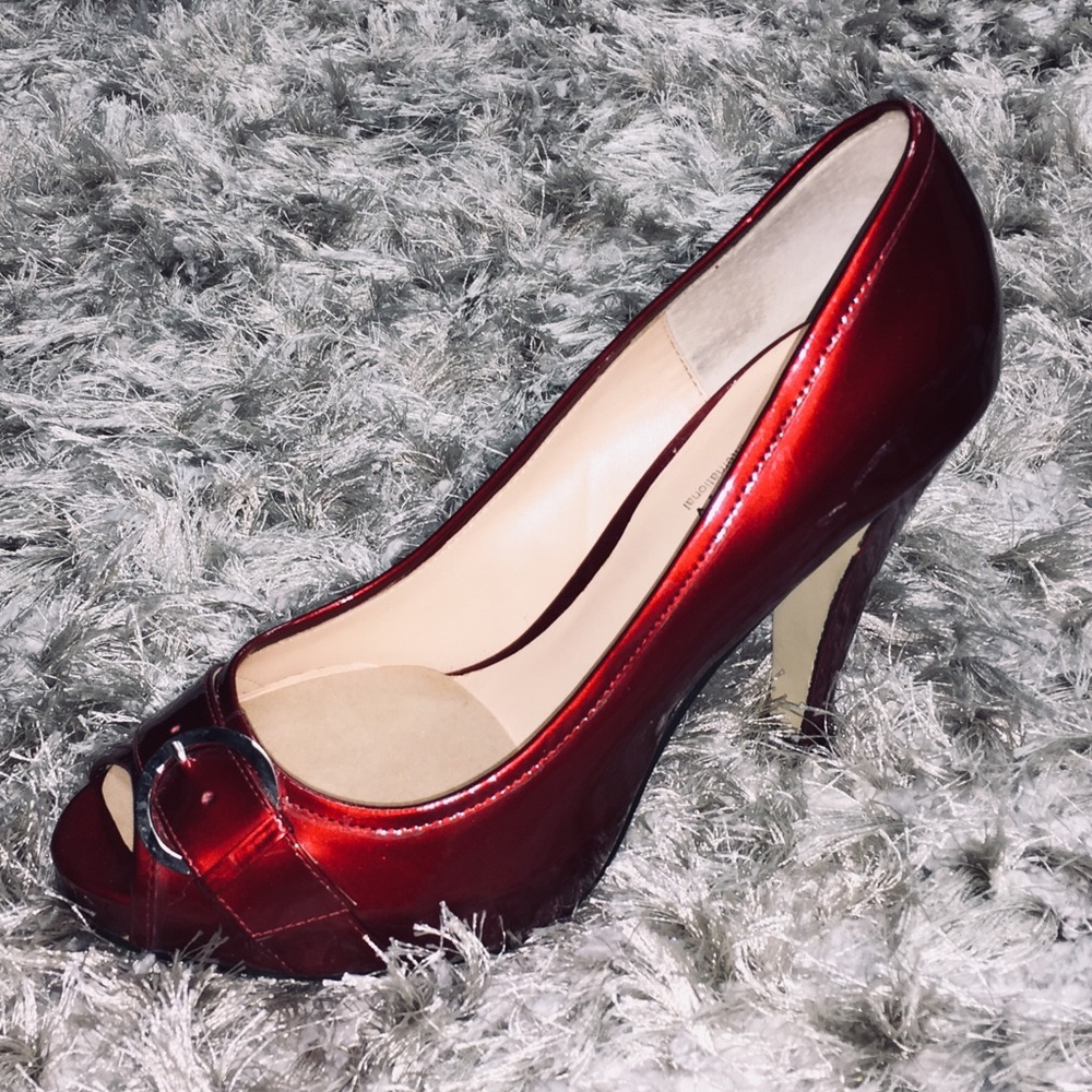Red shoes 👠 size 7 like new condition.